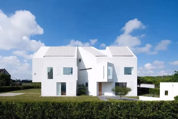 Được bao quanh bởi những cánh đồng, vườn cây, ruộng lúa nên kiến trúc sư thiết kế 77 ô cửa sổ với đủ hình dạng khác nhau cho ngôi nhà, giúp kết nối gia chủ với cảnh quan thiên nhiên bên ngoài. Ảnh: The Paper