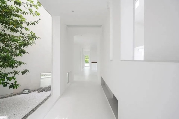 Toàn bộ căn nhà được sơn màu trắng tối giản. Ảnh: The Paper