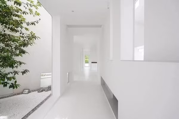 Toàn bộ căn nhà được sơn màu trắng tối giản. Ảnh: The Paper