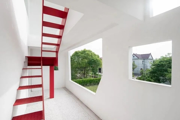 Nhờ thiết kế này, ở bất kỳ vị trí nào, gia chủ sẽ thu vào tầm mắt một khung cảnh khác biệt, khi là hàng cây đung đưa trước gió, lúc lại là cảnh hoàng hôn đầy màu sắc...Ảnh: The Paper