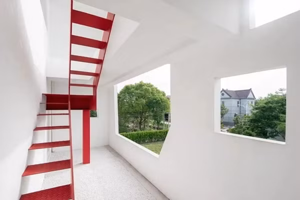 Nhờ thiết kế này, ở bất kỳ vị trí nào, gia chủ sẽ thu vào tầm mắt một khung cảnh khác biệt, khi là hàng cây đung đưa trước gió, lúc lại là cảnh hoàng hôn đầy màu sắc...Ảnh: The Paper