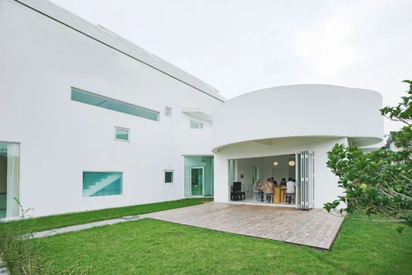 Qua một hành lang kính dài khoảng 5m là khu nhà phụ, nơi có phòng ăn và bếp. Ảnh: The Paper