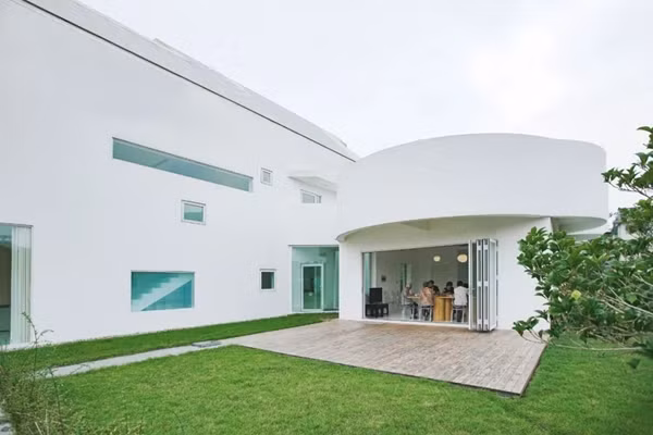 Qua một hành lang kính dài khoảng 5m là khu nhà phụ, nơi có phòng ăn và bếp. Ảnh: The Paper