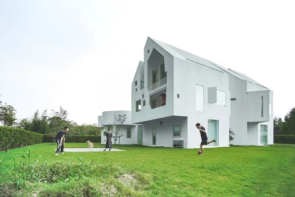 Vì vậy, năm 2016, vợ chồng Lục Hoàn quyết định cùng vợ xây lại nhà mới tặng bố mẹ. Biệt thự mới xây trên khu đất 1.000m2, có tổng chi phí xây dựng 2 triệu NDT (khoảng 7 tỷ đồng). Ảnh: The Paper