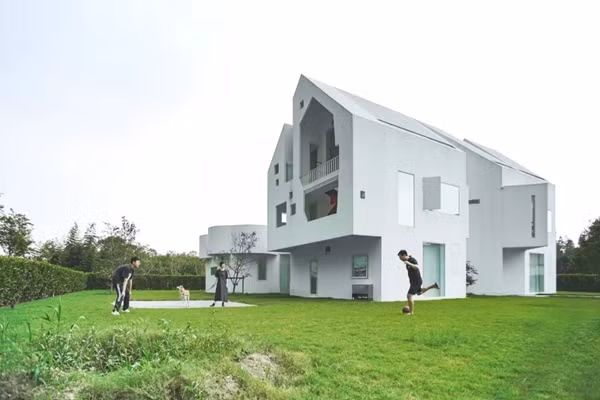 Vì vậy, năm 2016, vợ chồng Lục Hoàn quyết định cùng vợ xây lại nhà mới tặng bố mẹ. Biệt thự mới xây trên khu đất 1.000m2, có tổng chi phí xây dựng 2 triệu NDT (khoảng 7 tỷ đồng). Ảnh: The Paper