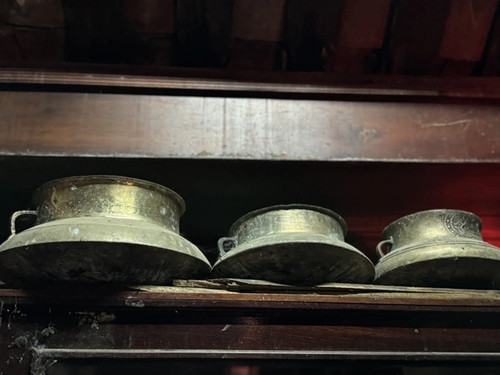 Trong nhà còn lưu giữ nhiều vật dụng xưa cũ. Ảnh: Người lao động