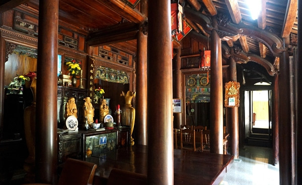 Tồn tại hơn 200 năm, ngôi nhà làm hoàn toàn bằng gỗ mít, rộng 80m2, xây trong thời gian 3 năm theo lối kiến trúc nhà thuần Việt, gồm ba gian, hai chái (ba gian ngoài và hai buồng đựng đồ). Ảnh: Vietnamnet