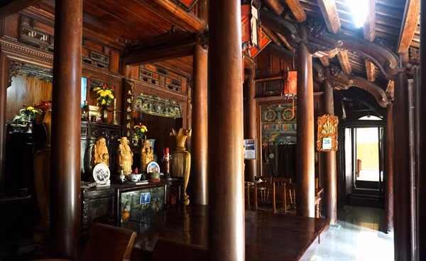 Tồn tại hơn 200 năm, ngôi nhà làm hoàn toàn bằng gỗ mít, rộng 80m2, xây trong thời gian 3 năm theo lối kiến trúc nhà thuần Việt, gồm ba gian, hai chái (ba gian ngoài và hai buồng đựng đồ). Ảnh: Vietnamnet