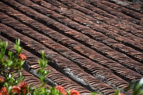 Mái nhà lợp ngói âm dương tạo nét đẹp hoài cổ. Ảnh: Crystal Bay