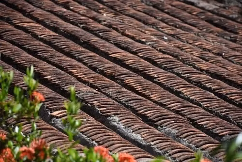 Mái nhà lợp ngói âm dương tạo nét đẹp hoài cổ. Ảnh: Crystal Bay