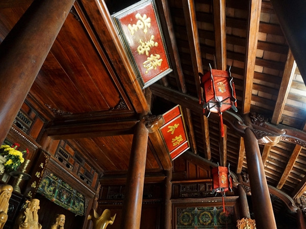 Ngôi nhà cổ gồm 36 cột gỗ lớn, cùng hệ thống kèo, xà được chế tác từ gỗ mít già – loại gỗ có độ bền cao, không bị mối mọt. Ảnh: Vietnamnet