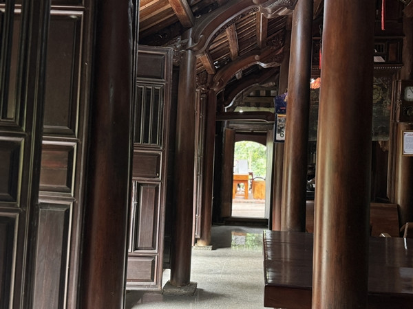 Trải qua hàng trăm năm, kiến trúc trong căn nhà cổ vẫn còn nguyên vẹn. Ảnh: Người lao động