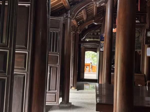 Trải qua hàng trăm năm, kiến trúc trong căn nhà cổ vẫn còn nguyên vẹn. Ảnh: Người lao động