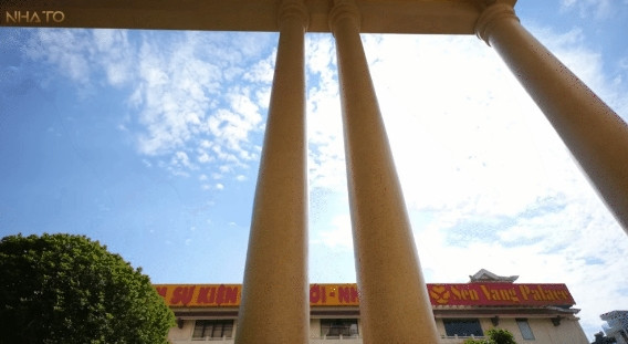 Chiếc cột ở tiền sảnh "khổng lồ" đủ để mọi người mường tượng sự đồ sộ của toàn dinh thự. Ảnh: chụp màn hình NhaTo