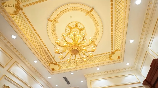 Đặc biệt, từng chi tiết chạm trổ, phào chỉ của tòa nhà đều được mạ vàng sáng chói. Ảnh: chụp màn hình NhaTo