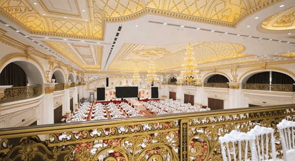 Tầng 5, 6 và 7 là không gian tiệc cưới xa hoa với hệ thống đèn chùm và phào chỉ mạ vàng tạo nên khung cảnh ảo diệu và lộng lẫy. Ảnh: chụp màn hình NhaTo