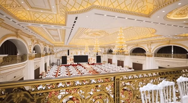 Tầng 5, 6 và 7 là không gian tiệc cưới xa hoa với hệ thống đèn chùm và phào chỉ mạ vàng tạo nên khung cảnh ảo diệu và lộng lẫy. Ảnh: chụp màn hình NhaTo