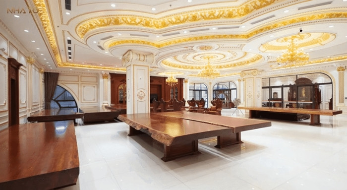 Ngoài dát vàng, trong dinh thự còn có bộ sưu tập sập gỗ nguyên khối dài tới 7-8m cùng dàn "siêu xe" biển ngũ quý không thể định giá trị. Ảnh: chụp màn hình NhaTo