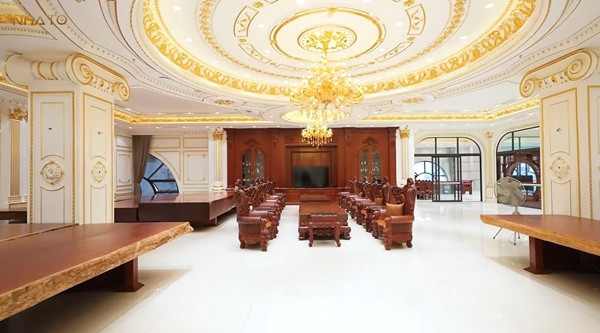 Không gian sinh hoạt trên tầng 2, 3 và 4 mở ra với phòng khách rộng thênh thang với nhiều chi tiết dát vàng. Ảnh: chụp màn hình NhaTo