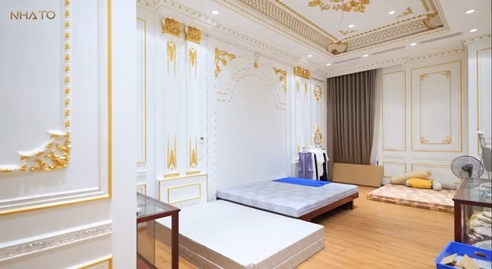 Thậm chí, phòng cho giúp việc cũng được mạ vàng nhiều chi tiết. Ảnh: chụp màn hình NhaTo