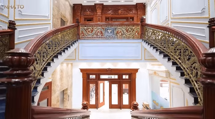 Dẫn lên các tầng là cầu thang lớn, được thiết kế cầu kỳ, lộng lẫy như trong lâu đài cổ tích. Ảnh: chụp màn hình NhaTo