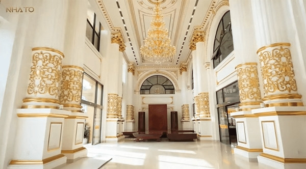 Công trình rộng 2.800m2 kết hợp kinh doanh và nơi ở của gia chủ. Trong đó, tầng 1 là nơi gia chủ kinh doanh vàng bạc đá quý, tầng 2, 3, 4 là không gian sinh hoạt của gia chủ và tầng 5, 6, 7 là trung tâm tổ chức tiệc cưới với sức chứa lên tới 2.000 khách. Ảnh: chụp màn hình NhaTo