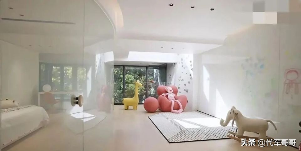 Các tấm kính thông minh vừa đảm bảo ánh sáng tự nhiên vừa bảo vệ sự riêng tư cho bé. Ảnh: Sina