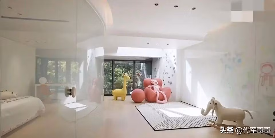 Các tấm kính thông minh vừa đảm bảo ánh sáng tự nhiên vừa bảo vệ sự riêng tư cho bé. Ảnh: Sina