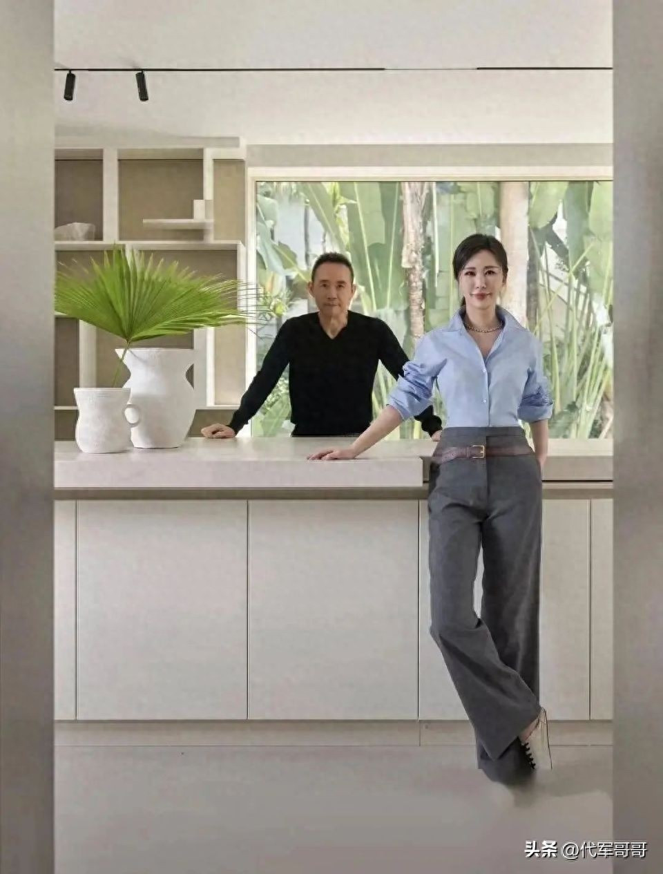 Mới đây, doanh nhân Vương Thạch - Chủ tịch tập đoàn Vạn Khoa, cùng vợ trẻ Điền Phác Quân khiến công chúng xôn xao khi hé lộ không gian sống xa hoa trong biệt thự triệu đô tại Thâm Quyến. Ảnh: Sina