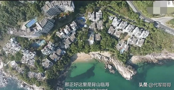 Căn biệt thự được bao quanh bởi cây xanh rợp bóng, không khí trong lành và tầm nhìn hướng biển tuyệt đẹp. Nhìn từ trên cao, biệt thự như một ốc đảo yên bình giữa lòng thành phố. Ảnh: Sina