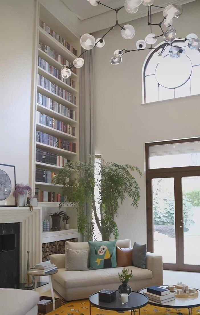 Toàn bộ thiết kế và việc cải tạo căn nhà đều do Điền Phác Quân đảm nhận. Phòng khách được thiết kế theo phong cách vừa sang trọng vừa tối giản. Ảnh: Sina