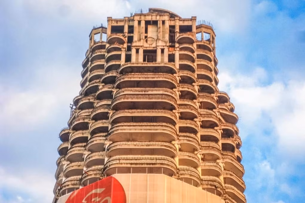 Sathorn Unique hay còn gọi "tháp ma" của Thái Lan, được quy hoạch là tòa tháp chung cư cao cấp 49 tầng với hơn 600 căn hộ. Ảnh: Freak