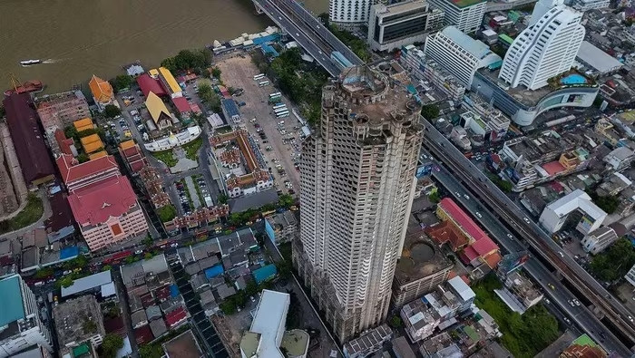 Tòa nhà khởi công vào đầu những năm 1990, với tham vọng trở thành khu chung cư cao cấp, nằm trên khu đất vàng bên dòng sông Chao Phraya. Ảnh: CNN