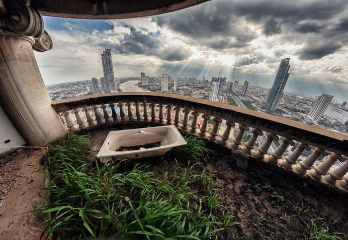 Dù treo biển cấm vào nhưng Sathorn Unique vẫn là ngôi nhà chung của những người vô gia cư, nghiện ngập, chó mèo hoang. Ảnh: SCMP