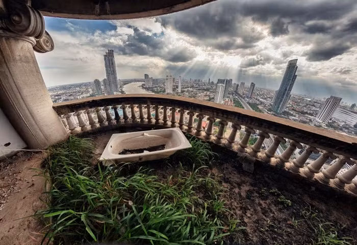 Dù treo biển cấm vào nhưng Sathorn Unique vẫn là ngôi nhà chung của những người vô gia cư, nghiện ngập, chó mèo hoang. Ảnh: SCMP