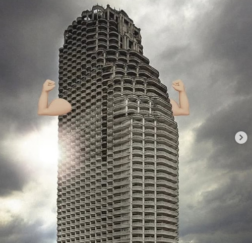 Trong khi nhiều tòa nhà tại Bangkok bị ảnh hưởng nghiêm trọng bởi trận động đất mạnh 7,7 độ Richter chiều ngày 28/3, một công trình bỏ hoang gần ba thập kỷ - Sathorn Unique Tower vẫn đứng vững một cách kỳ lạ. Ảnh: Instagram