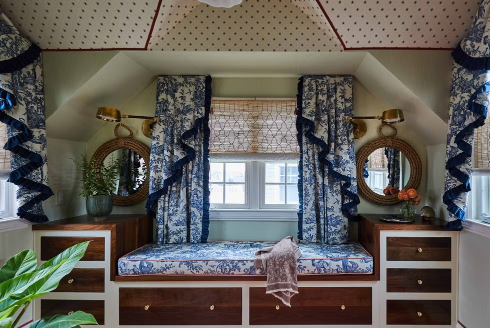 Trong năm 2025, các nhà thiết kế sẽ tập trung vào những chi tiết độc đáo trên rèm cửa. Yếu tố này sẽ giúp rèm cửa trở thành điểm nhấn chính trong căn phòng. Ảnh: Housebeautiful