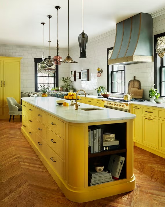 Đã qua rồi cái thời mà mọi người đều có chung một căn bếp khuôn mẫu. Xu hướng thiết kế phòng bếp trong năm 2025 hướng đến cá tính với các điểm nhấn sáng tạo. Ảnh: Housebeautiful