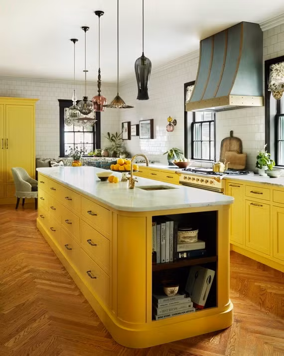 Đã qua rồi cái thời mà mọi người đều có chung một căn bếp khuôn mẫu. Xu hướng thiết kế phòng bếp trong năm 2025 hướng đến cá tính với các điểm nhấn sáng tạo. Ảnh: Housebeautiful