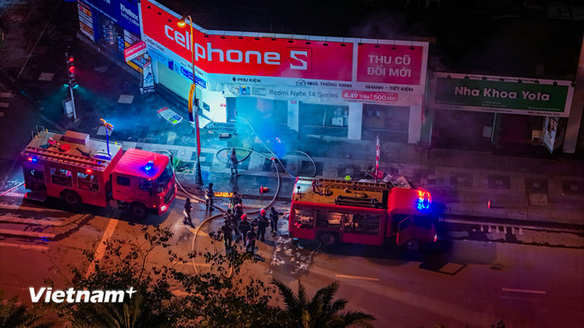 Cháy cửa hàng điện tử tại quận Hà Đông lúc nửa đêm - Hình 3 Chay cua hang dien tu tai quan Ha Dong luc nua dem-Hinh-3