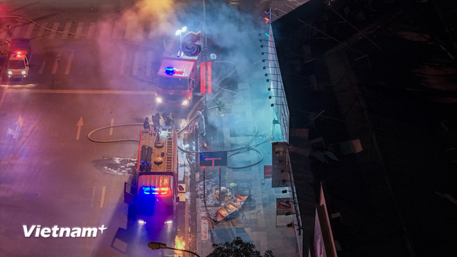 Cháy cửa hàng điện tử tại quận Hà Đông lúc nửa đêm - Hình 4 Chay cua hang dien tu tai quan Ha Dong luc nua dem-Hinh-4