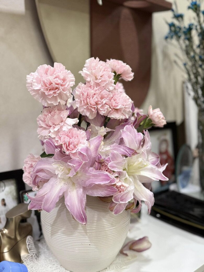 Hoa cẩm chướng hồng nhạt kết hợp ly tím tô điểm cho góc bàn trang điểm. Ảnh: FBNV