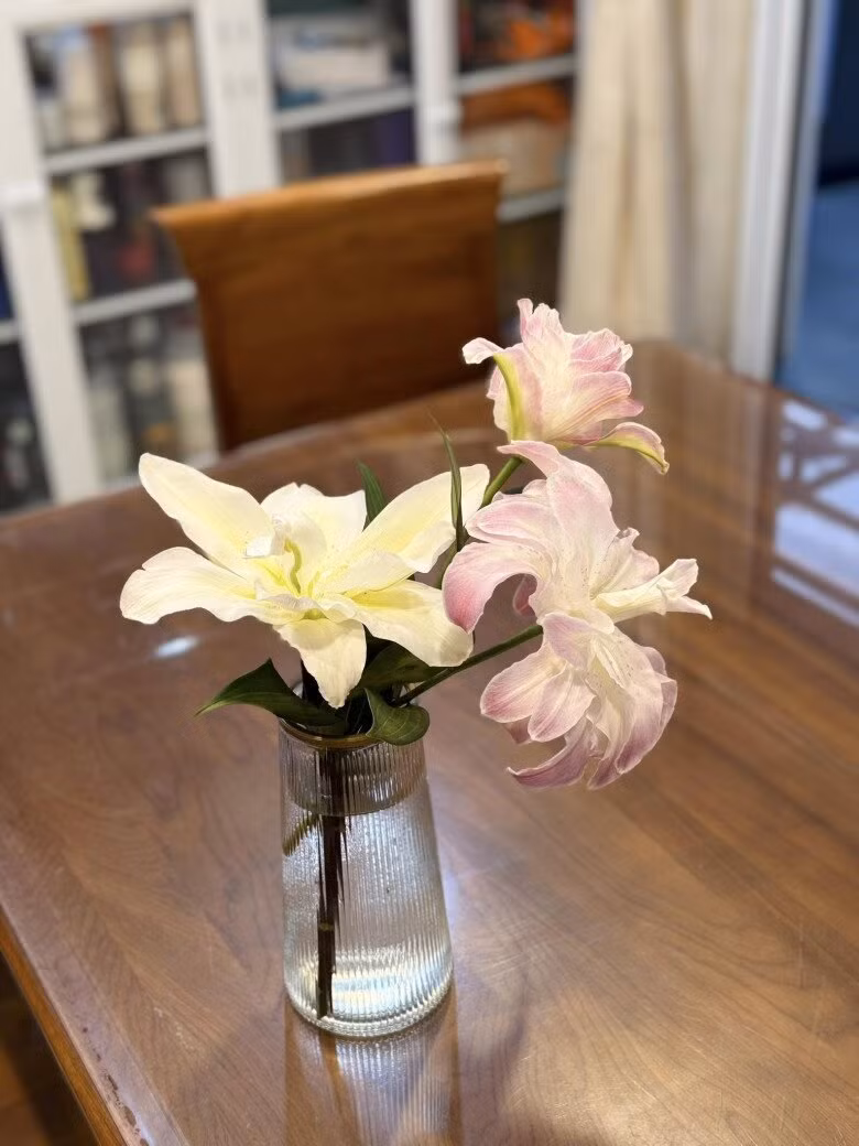 Bình thủy tinh đơn giản với vài bông hoa lẻ cũng đủ thành điểm nhấn cho căn phòng. Ảnh: FBNV