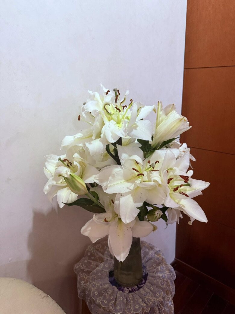 Ly trắng đơn sắc đặt ở góc phòng. Ảnh: FBNV