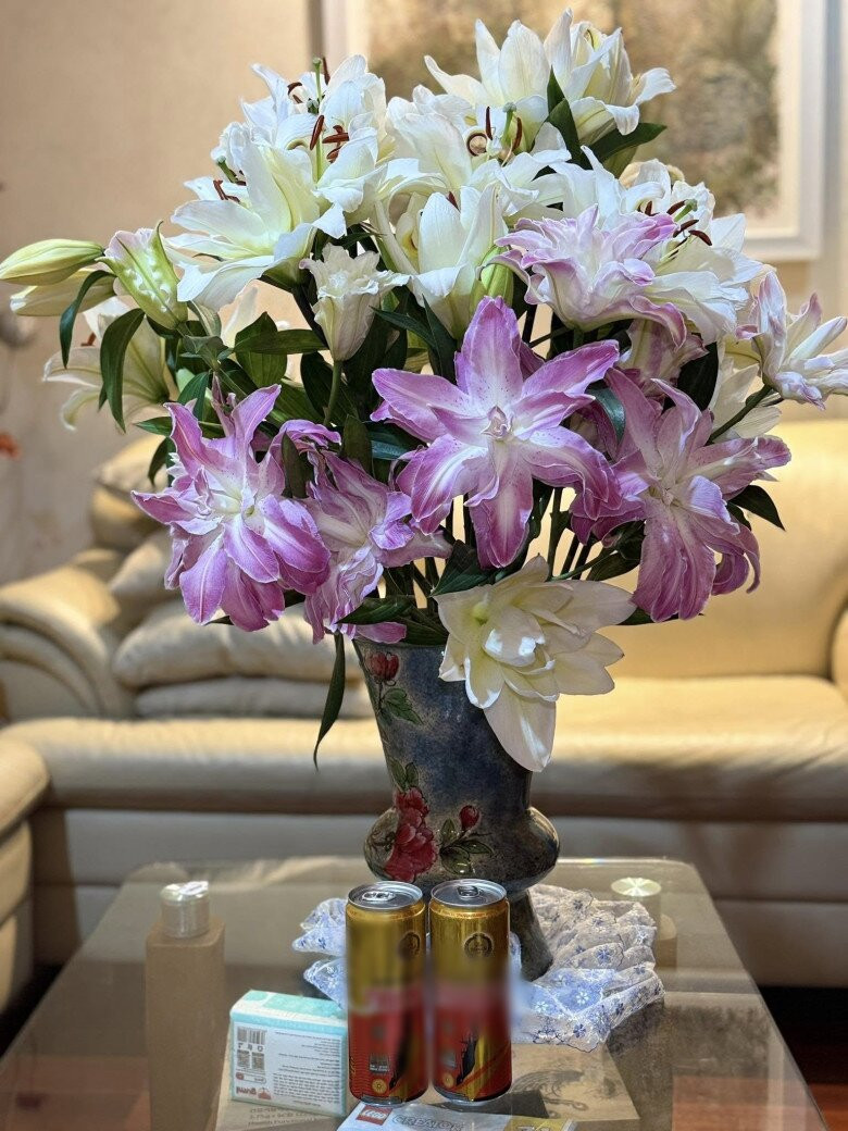 Bình hoa ly tím - trắng đẹp tinh khôi trong phòng khách. Ảnh: FBNV