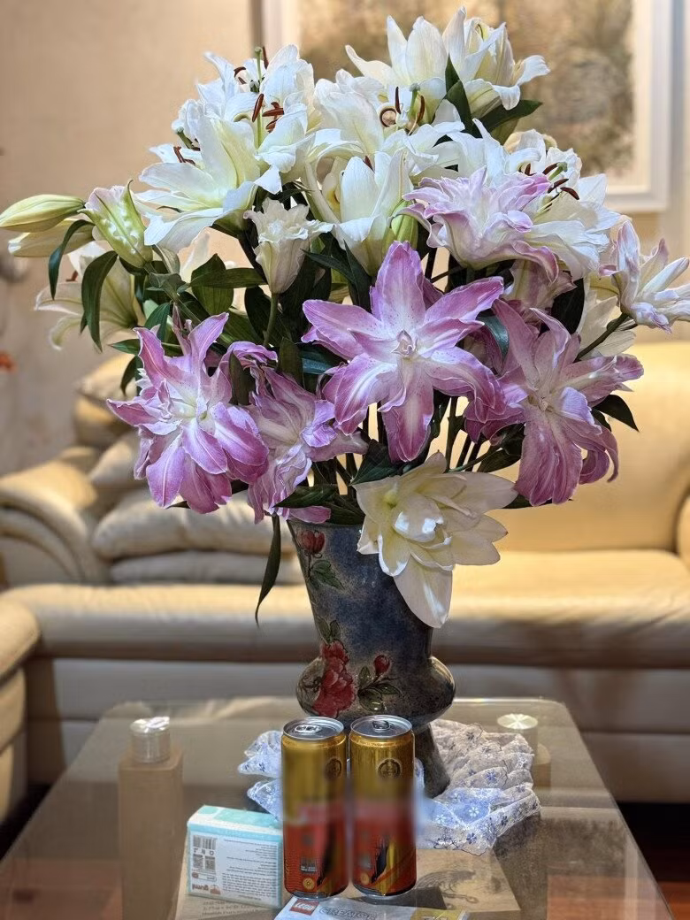 Bình hoa ly tím - trắng đẹp tinh khôi trong phòng khách. Ảnh: FBNV