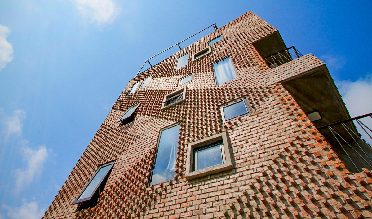 Những cửa sổ không cùng cỡ tạo thành chi tiết nhấn nhá thú vị. Ảnh: Ngô Duy