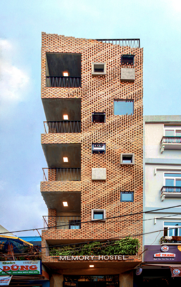 Kiến trúc sư còn khéo léo sắp xếp những viên gạch lồi lõm đan xen, tạo bức tường độc lạ. Ảnh: Ngô Duy