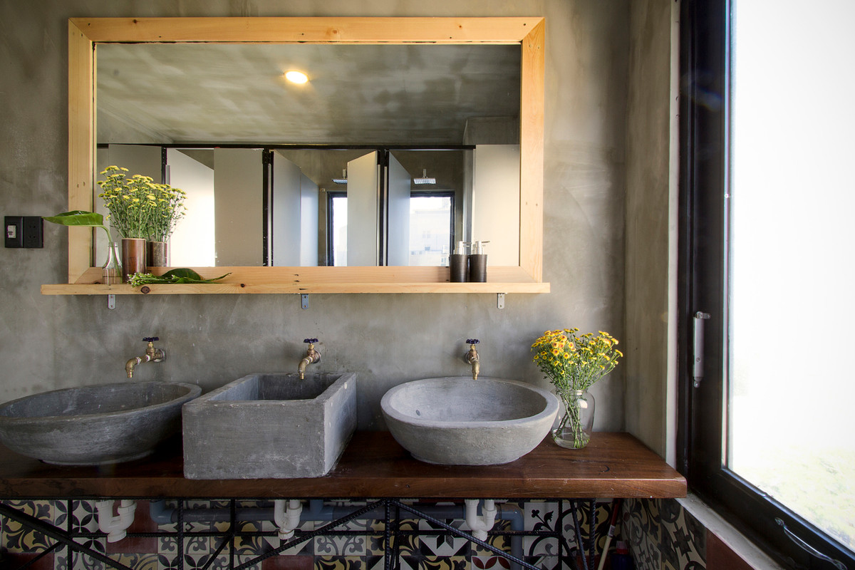 Phòng vệ sinh mộc mạc, đầy đủ tiện ích. Ảnh: Ngô Duy