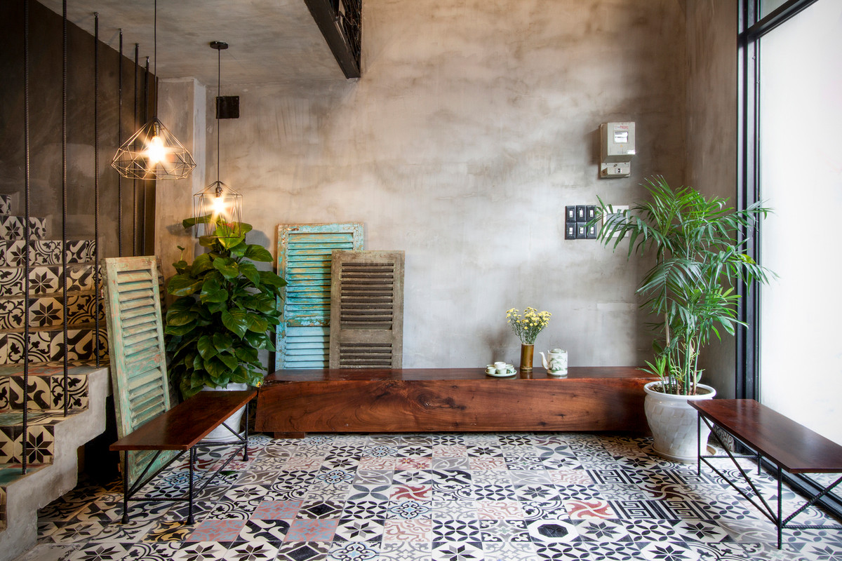 Vật liệu tái chế và thô được ưu tiên sử dụng tạo nên bầu không khí nguyên sơ nhưng trẻ trung, phóng khoáng nhưng thanh lịch và thân thiện. Ảnh: Ngô Duy